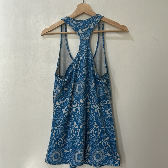 LULEMON WOMENS ACTIVEWEAR TANK TOP BLUE WHITE FLORAL Sz MD o LG - Picture 2 of 10